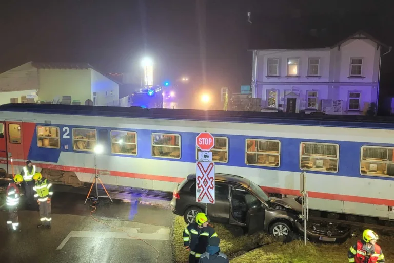 Niederwaldkirchen – Auto von Zug erfasst