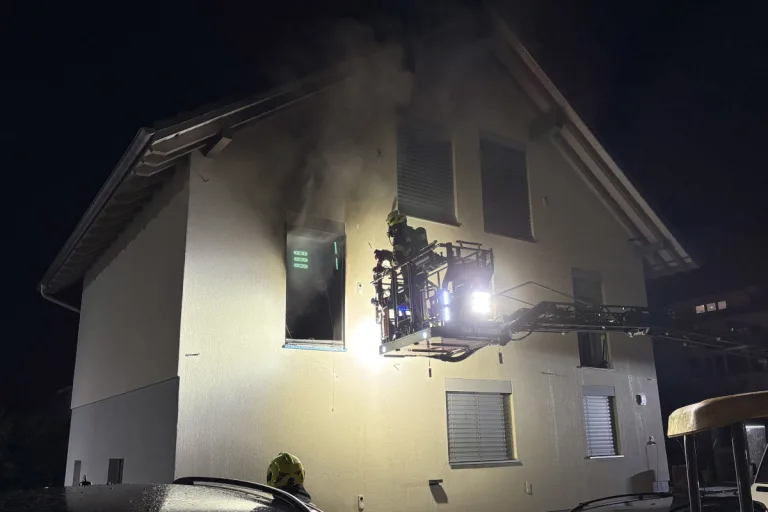 Siebnen SZ – Zimmer eines Wohnhauses in Brand geraten