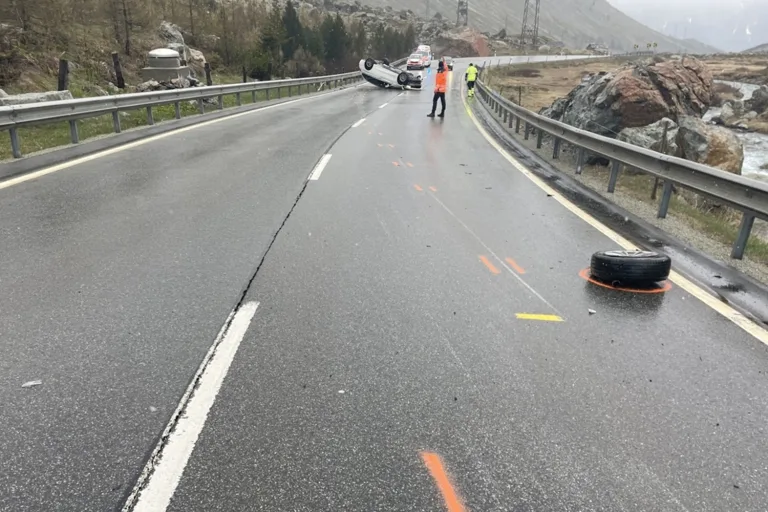 Silvaplana GR – PW landet bei Unfall am Julierpass auf dem Dach