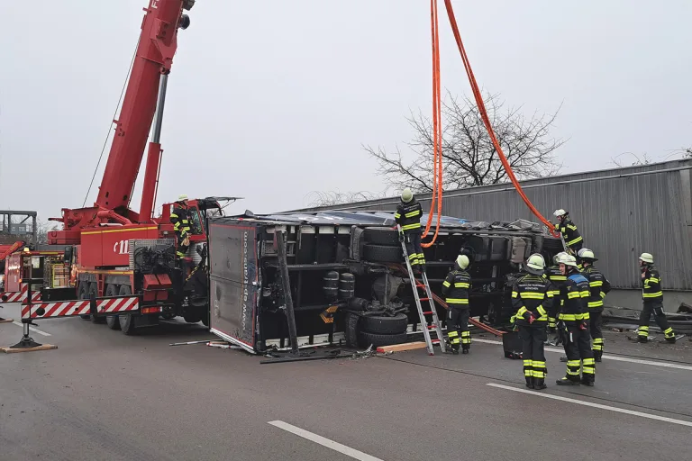 A99 München – Zwei schwer Verletzte nach Unfall von zwei Lkw