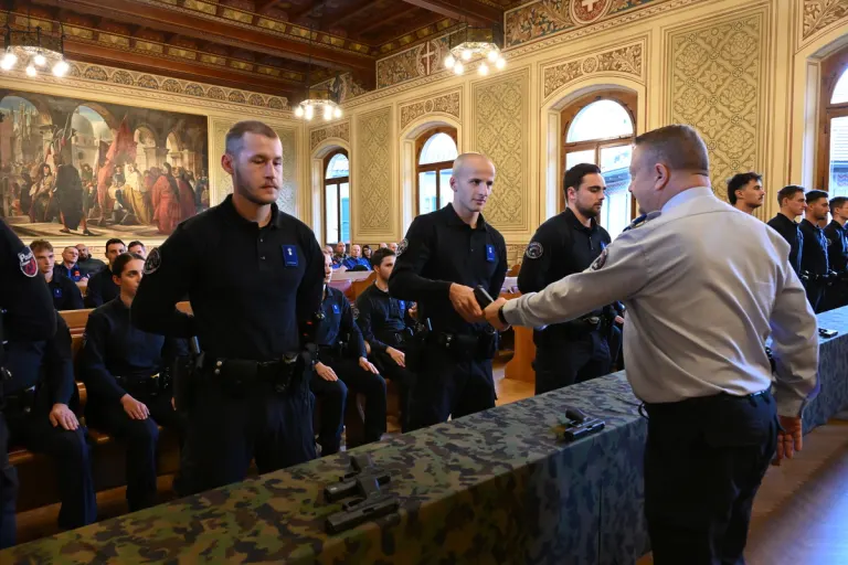 Dienstwaffen an Polizeianwärter in Bellinzona TI übergeben