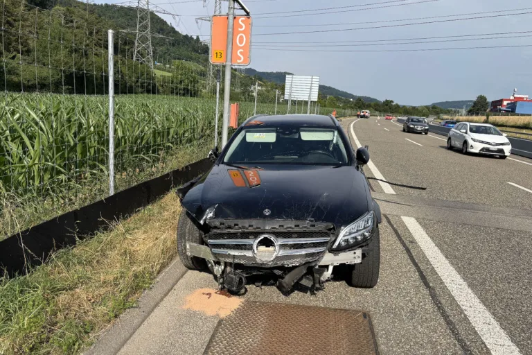A22 - Ittingen BL – Autolenker verliert Kontrolle und verursacht Unfall