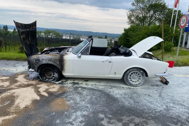 Tägerwilen TG - Oldtimer Fiat Spider brennt aus
