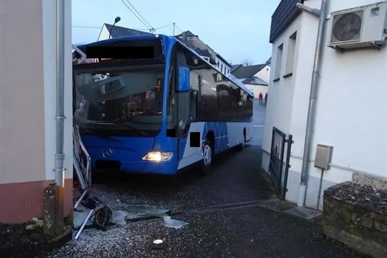 Daleiden – Bus prallt gegen Hauswand