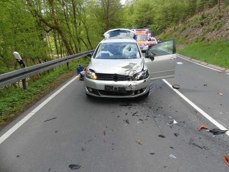 Lindlar – Drei Verletzte bei Frontalzusammenstoß zwischen Auto und Motorrad