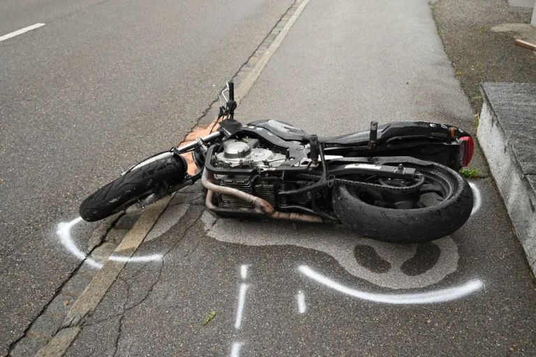 Unfall in Oberuzwil SG – Motorradlenker stürzt auf Trottoir
