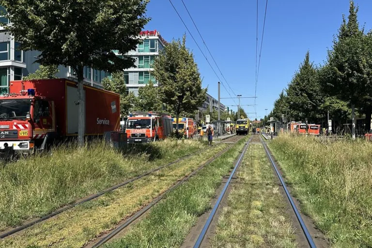 Berlin – Fußgängerin nach Unfall mit Straßenbahn in Lebensgefahr