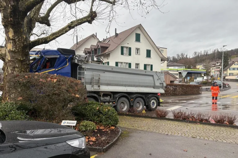 Uetikon am See ZH – Helikopter nach Lastwagenunfall im Einsatz
