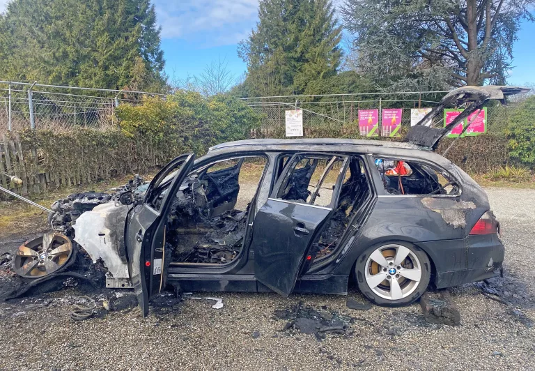 Kreuzlingen TG: Lenkerin kann sich aus Auto retten, bevor es in Flammen aufgeht
