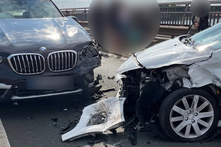 Duisburg NW – Frau bei Unfall von zwei Pkw schwer verletzt