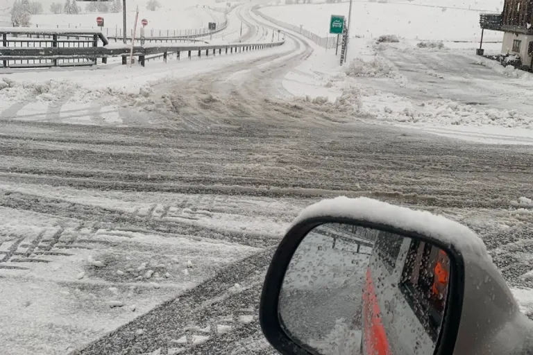Graubünden - Viele Fahrzeuglenker mit Sommerpneus im Schnee steckengeblieben!