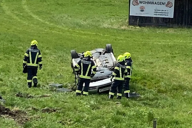 Regau – Nach Frontalkollision überschlagen