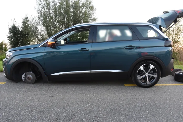 Thal SG - Auto verliert während der Fahrt ein Rad