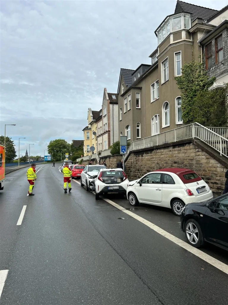 Hagen – Alkoholisierter Autofahrer prallt fünf geparkte Autos
