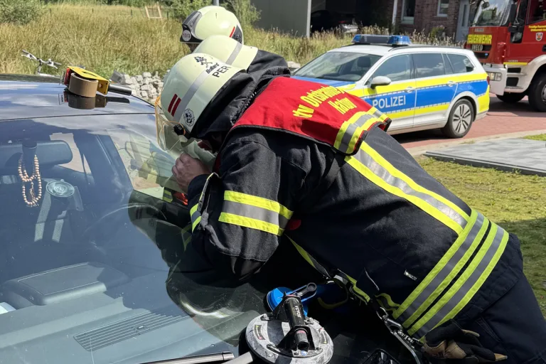 Aurich NI – Feuerwehr befreit Kleinkind aus verschlossenem Auto