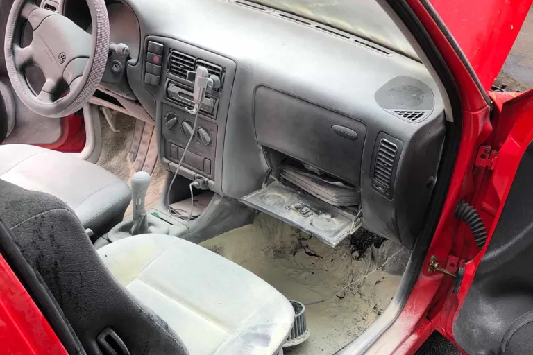 Hilden - VW Polo in Brand geraten