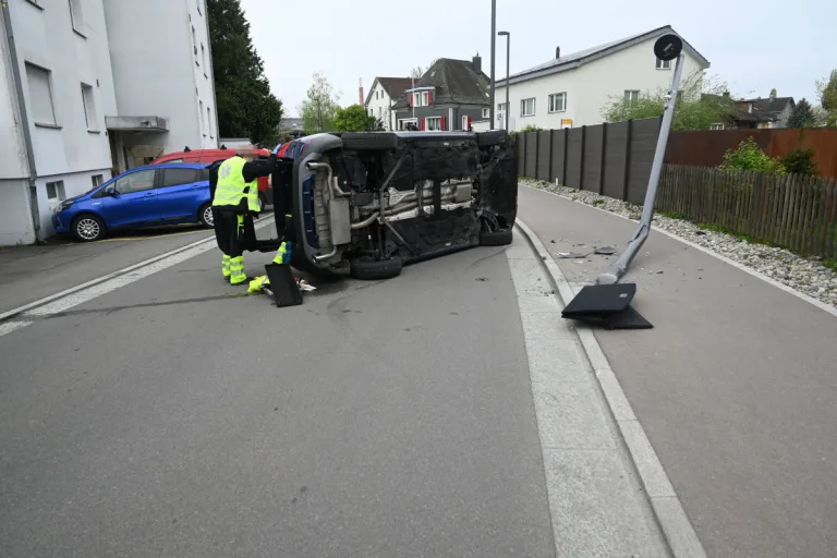 Selbstunfall in Altenrhein SG – Mit Auto in Kandelaber geprallt