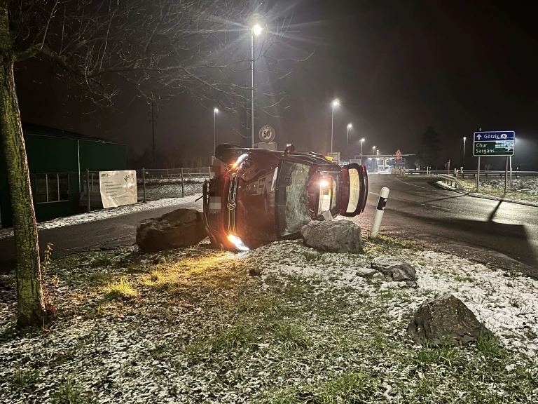 Kriessern SG – Auto landet nach Kollision mit Findling auf der Seite – Fahrer alkoholisiert