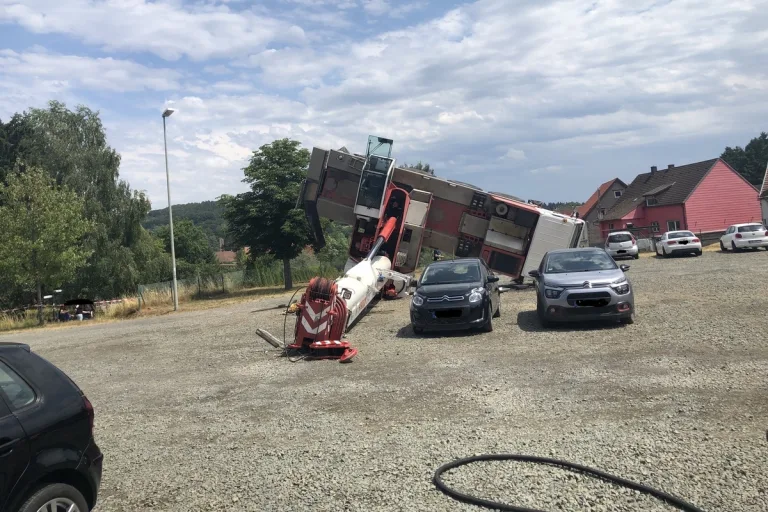 Arbeitsunfall in Brücken RP - Kranfahrzeug umgekippt 