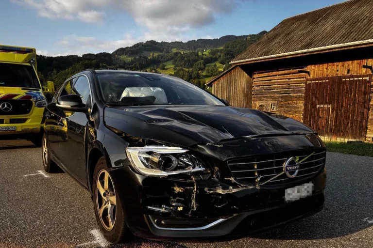 Rufi SG - Zwei Verletzte bei Auffahrkollision zwischen Autos und Lieferwagen