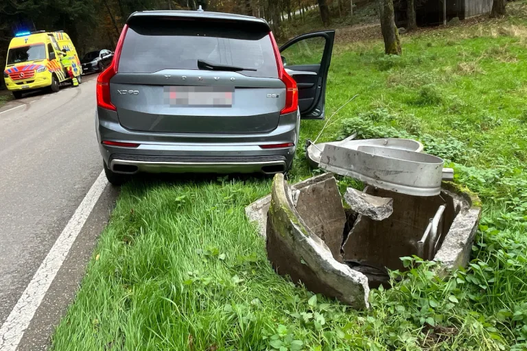 Lüterkofen SO – Auto ausgewichen und in Betonschacht geprallt