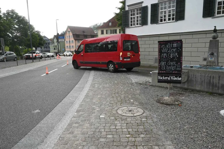 Thal SG - Fussgängerin von der Rega nach Unfall ins Spital geflogen