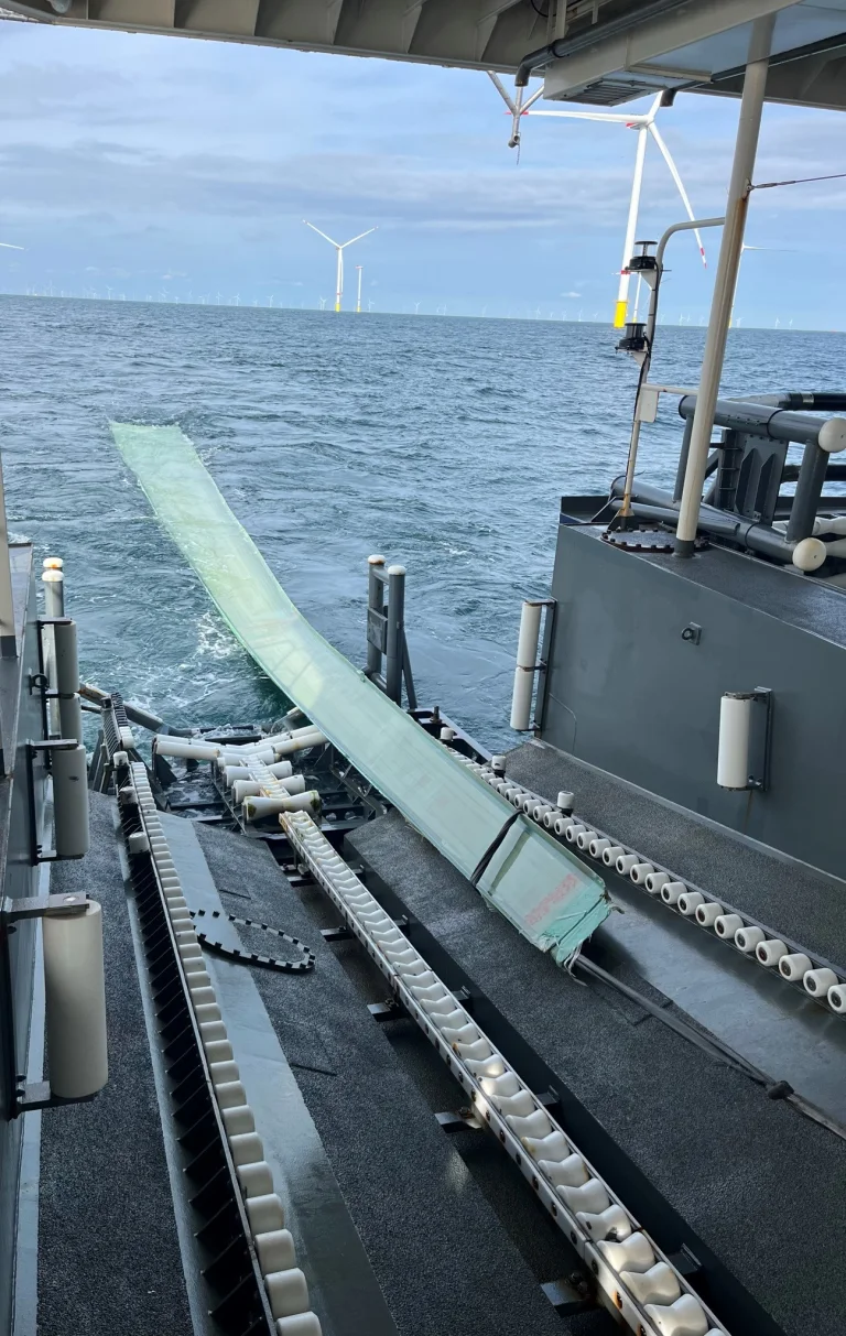 Cuxhaven – Flügel einer Windkraftanlage aus der Nordsee geborgen