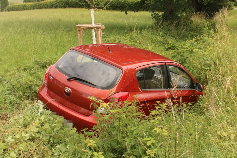 Kürten NW – Autofahrerin bei Alleinunfall schwer verletzt