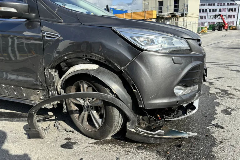 Schaan FL - Gabelstapler mit Auto kollidiert