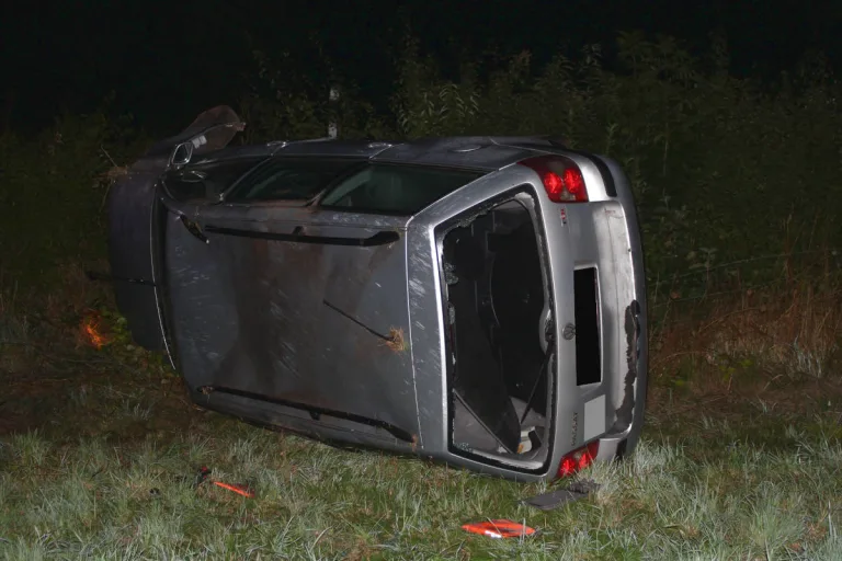 Hille – Mann (24) schwer verletzt - PKW kommt von Straße ab und überschlägt sich