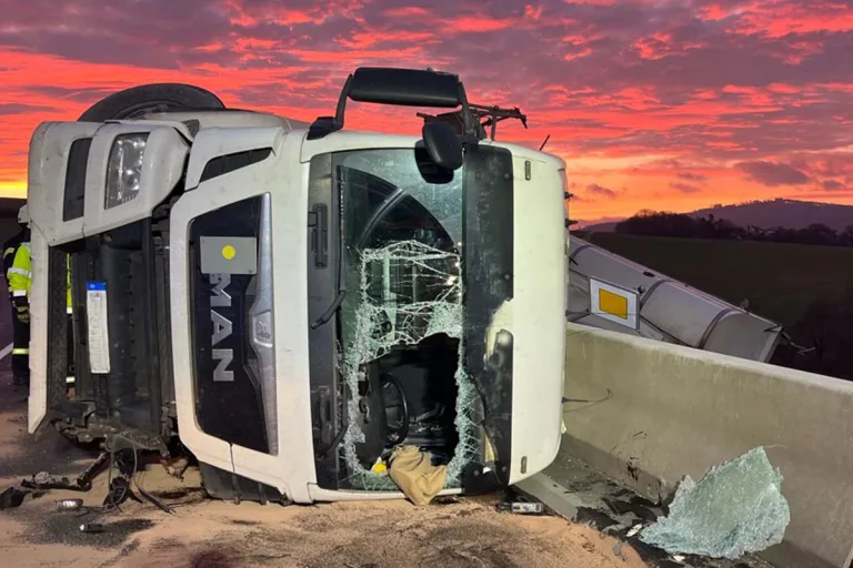Barntrup NW – Zwei Schwerverletzte nach Unfall von Mercedes und Lkw