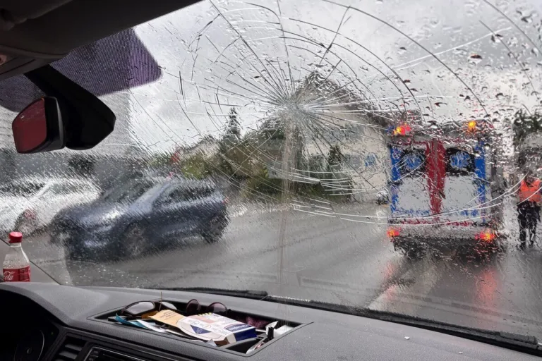 Näfels GL – Kind prallt mit Kopf gegen Frontscheibe