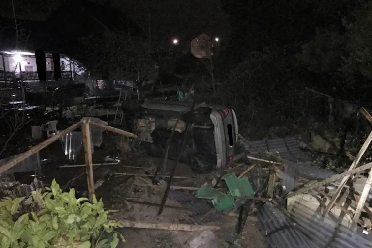 Bous – Verkehrsunfall endet in Gartenhäuschen