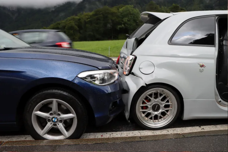 Mitlödi GL - Auffahrkollision von zwei Pkw