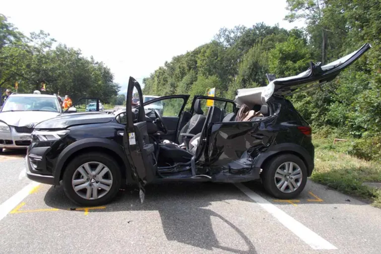 Neustadt an der Weinstraße - Zwei Verletzte nach heftigen Crash