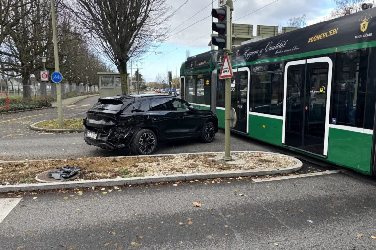 Muttenz BL – Autofahrer kollidiert mit Tram