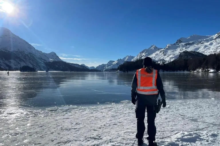 Sils im Engadin GR - Zwei Personen im Eis eingebrochen