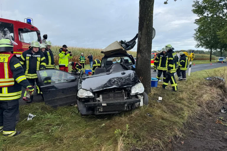 Stade NI – 25-Jähriger bei Unfall eingeklemmt und schwer verletzt