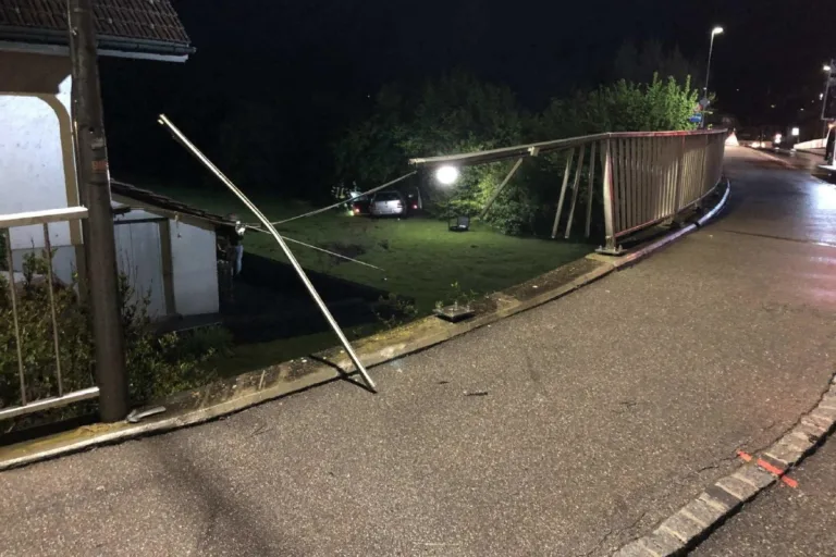 Flamatt FR - Unfallfahrt endet unterhalb einer Böschung!