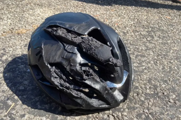 Unfall in Unterägeri ZG - Helm bewahrt vor schlimmeren Verletzungen