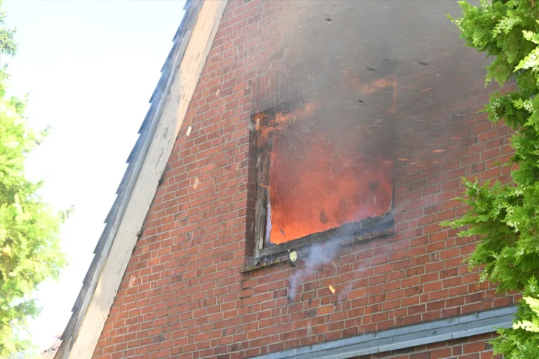 Hollern-Twielenfleth NI – Bewohner (70) bei Brand schwer verletzt