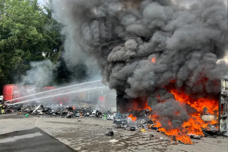 Arnsberg NW – Ein Verletzter bei Brand in Recyclingbetrieb