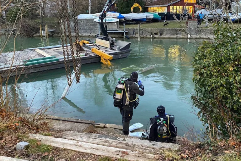 Nidau BE – Schreitbagger in die Zihl gefallen