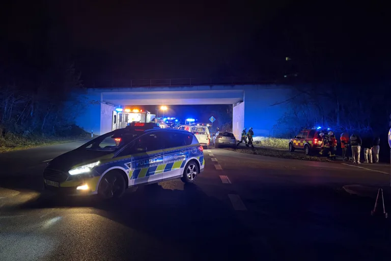 Mettmann NW – Autofahrer prallt gegen Brücke und stirbt