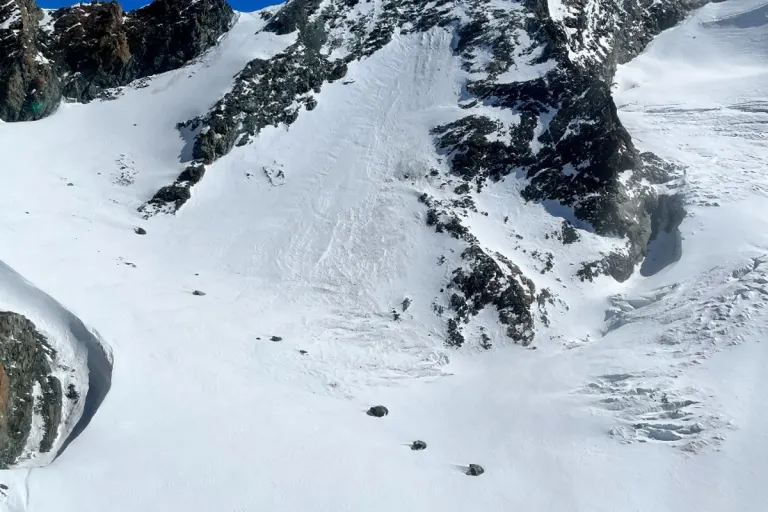 Tödlicher Unfall in Zermatt VS - Mann stürzt auf 3'900 Meter über Meer in die Tiefe 