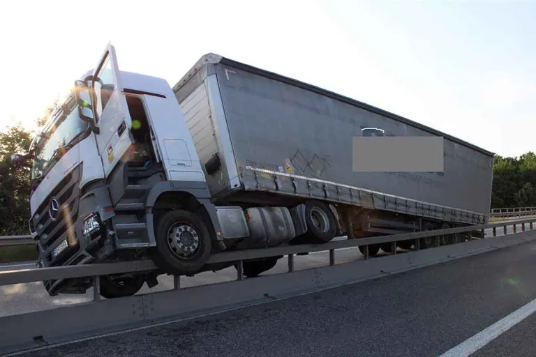 LKW-Unfall in Kottenheim - B262 in beide Richtungen gesperrt