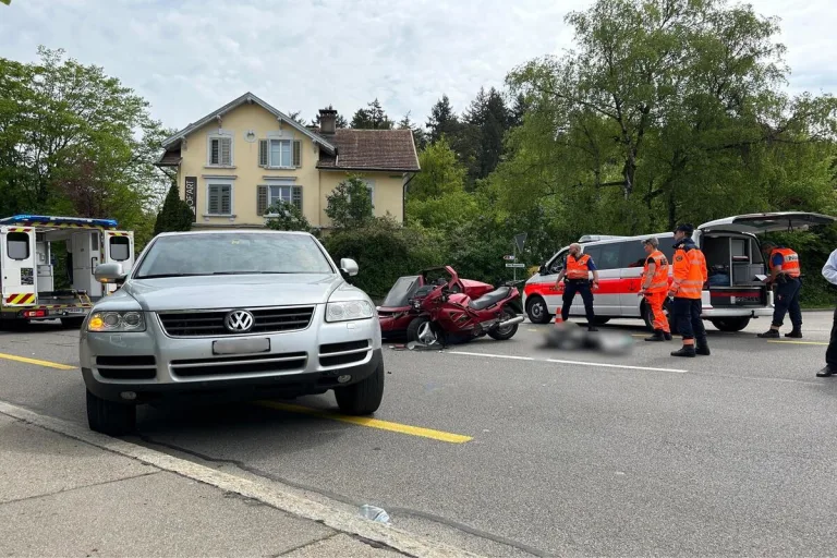 Brüttisellen ZH -  Auto kollidiert mit Motorradgespann des Love Rides