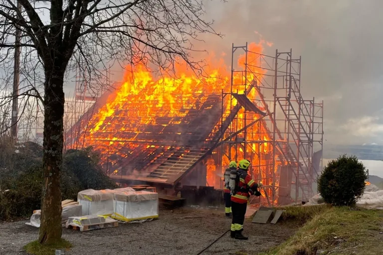 Küssnacht SZ - Alprestaurant Ruodisegg nach Brand kompett zerstört