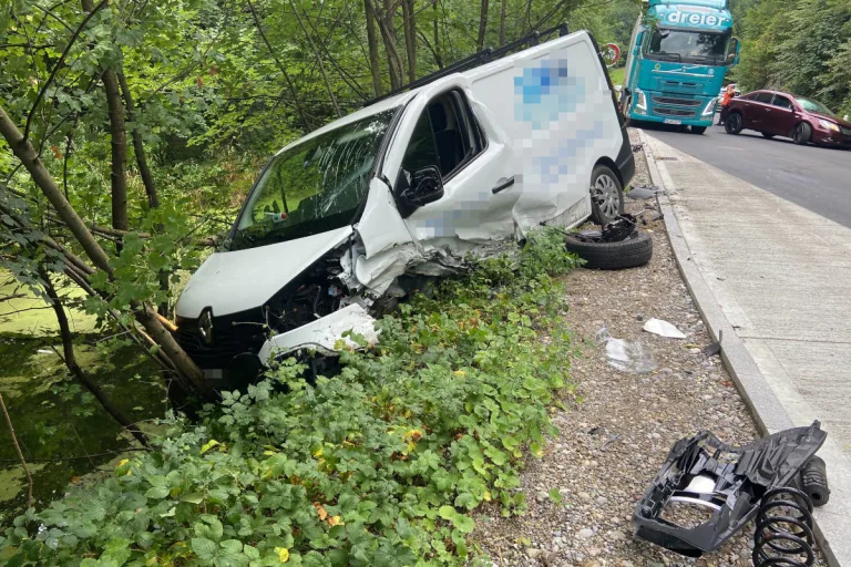 Densbüren AG – Zwei Personen nach heftiger Kollision verletzt