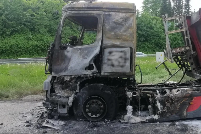 A23 Pinneberg – Sattelzug fängt nach Reifenplatzer Feuer